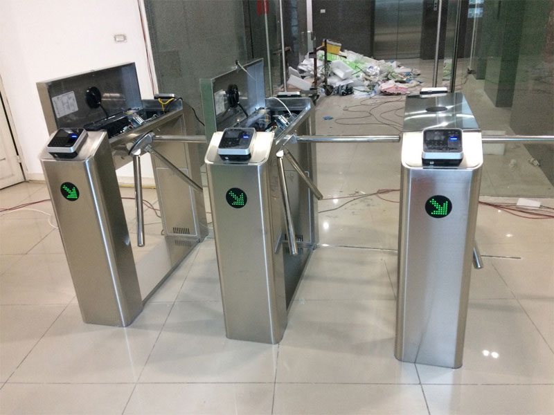 Cổng xoay 3 càng kiểm soát ra vào cho các công ty