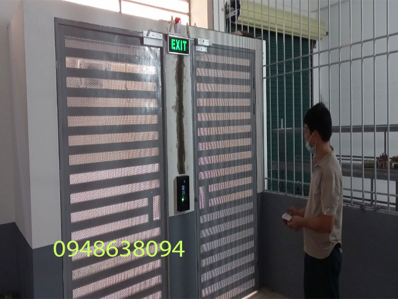 lắp khóa vân tay cho của inox